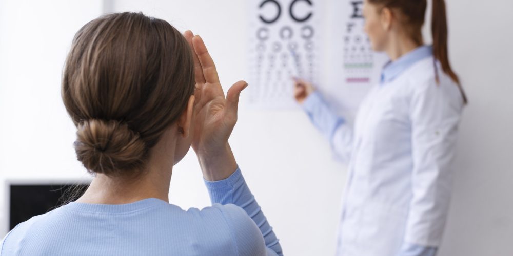 docteur-testant-la-vue-du-patient docteur-testant-la-vue-du-patient