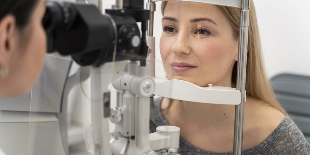 femme-aux-yeux-consulter femme-aux-yeux-consulter