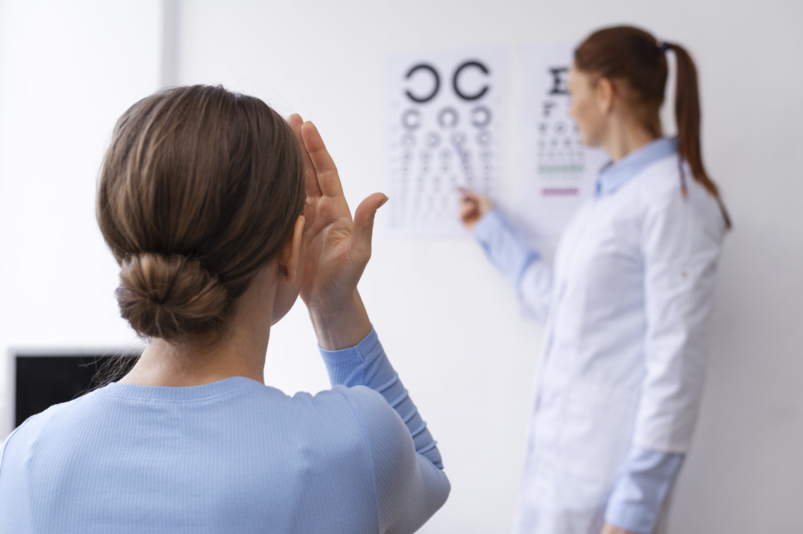 docteur-testant-la-vue-du-patient docteur-testant-la-vue-du-patient