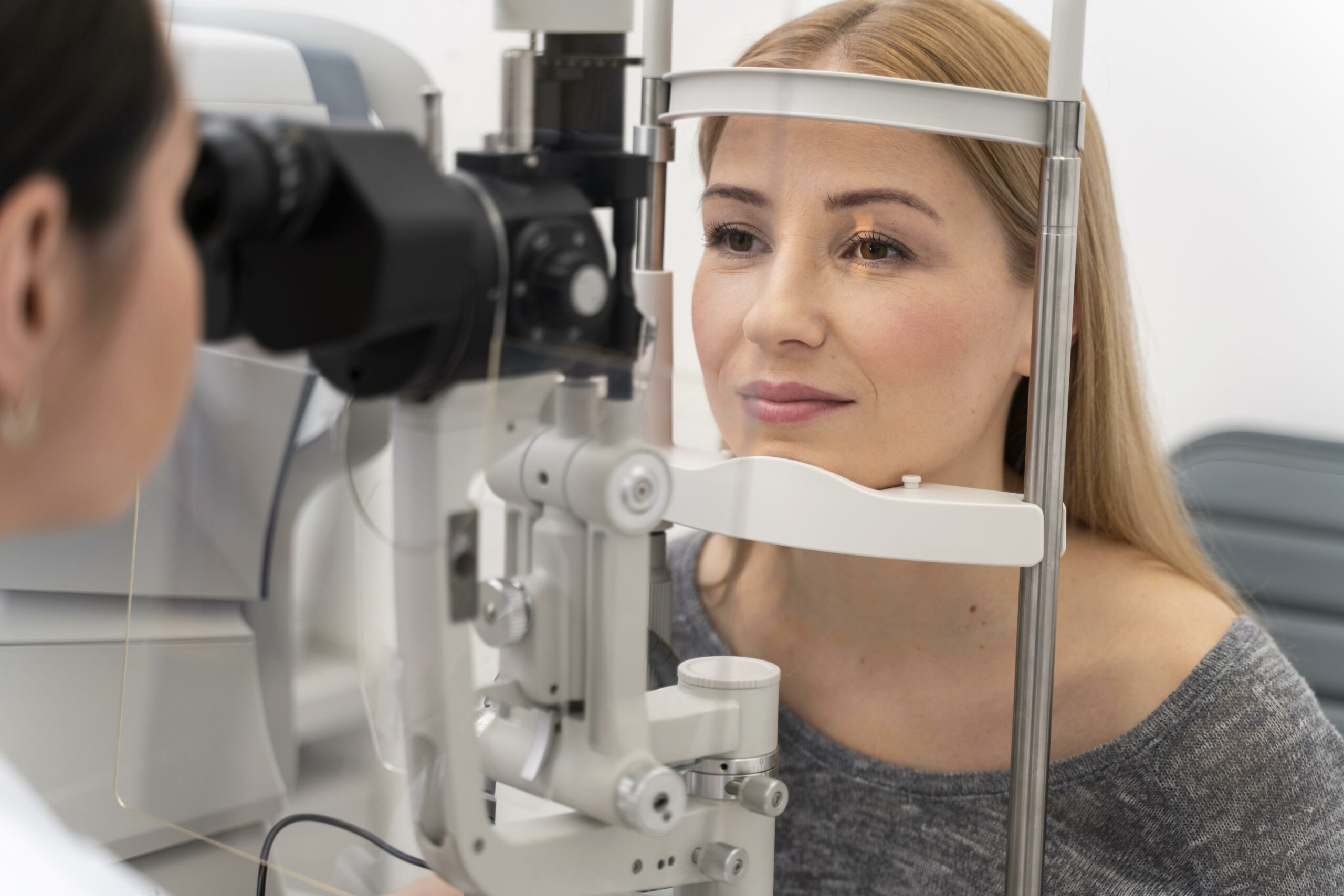 femme-aux-yeux-consulter femme-aux-yeux-consulter